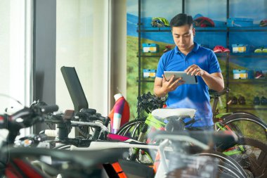 Bisiklet Depolama Yöneticisi denetimi bilgilerini tablet bilgisayarda