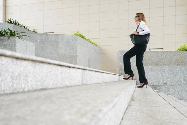 Succesvolle Vrouwelijke Ondernemer Lange Broek Lopen Trap — Stockfoto