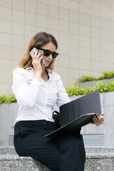 Hermosa Señora Negocios Elegante Lectura Documentos Hablando Por Teléfono —  Fotos de Stock