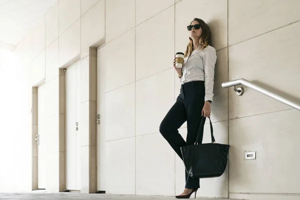 Stressato Stanco Elegante Signora Affari Attesa Incontro Corridoio — Foto Stock