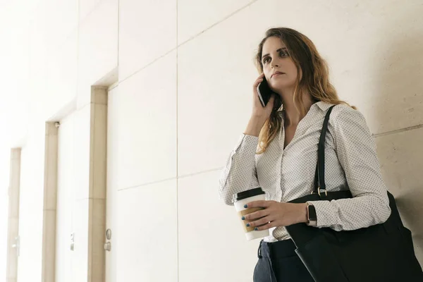 Mujer Negocios Seria Con Taza Café Para Llevar Hablando Por — Foto de Stock