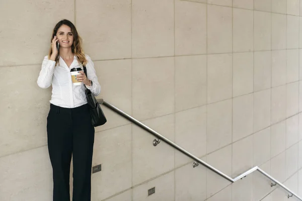 Retrato Mujer Negocios Elegante Positivo Con Café Hablando Teléfono Móvil — Foto de Stock