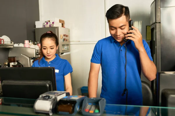 Tezgâhtar Arama Üzerinde Zaman Telefon Meslektaşı Kasiyer Çalışmak — Stok fotoğraf