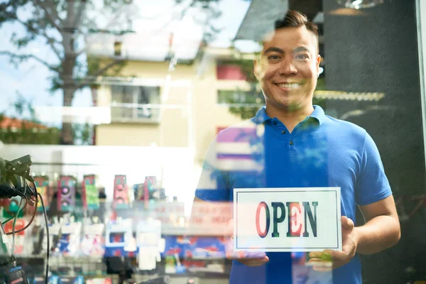 Jovem Homem Vietnamita Feliz Mostrando Placa Com Sinal Aberto — Fotografia de Stock