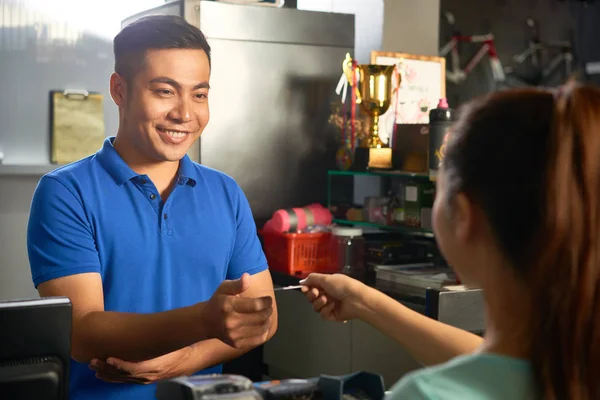 Lachende Vietnamese Winkelbediende Nemen Creditcard Van Vrouwelijke Klant — Stockfoto