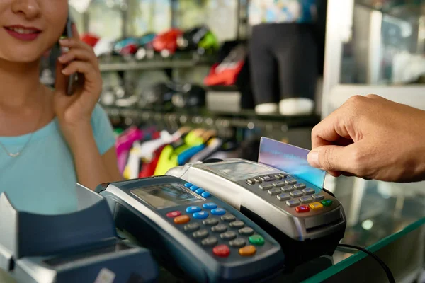 Cashier Using Terminal Accept Payment — Stock Photo, Image