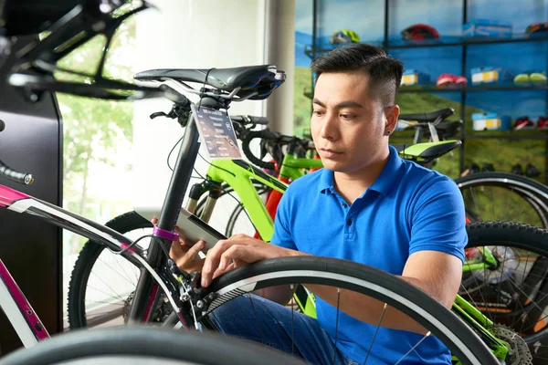 Serious Salesman Instruction Tablet Computer Assembling Bike Store — Stock Photo, Image