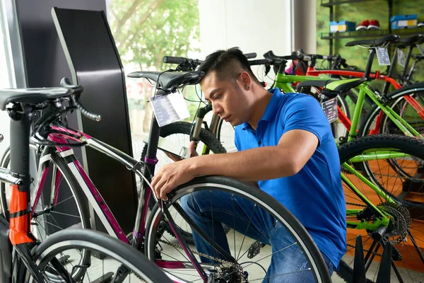 Young Vietnamese Salesman Assembling Bike Store — Stock Photo, Image