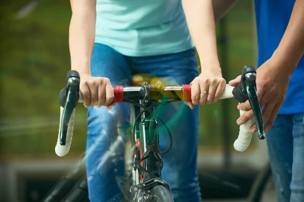 자전거 조정에 고객을 관리자의 이미지를 — 스톡 사진