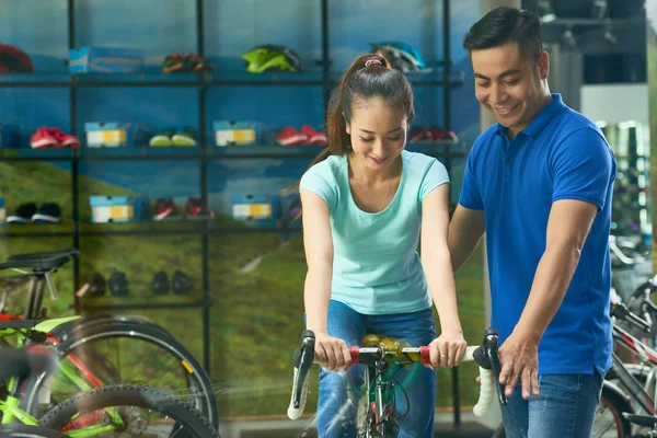 Glimlachend Vietnamese Verkoper Helpen Mooie Vrouw Kiezen Van Perfecte Fiets — Stockfoto