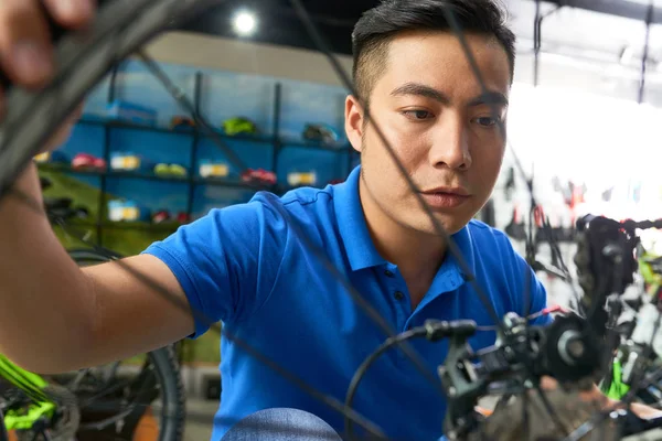 Bello Giovane Venditore Vietnamita Controllare Ruota Della Bicicletta — Foto Stock