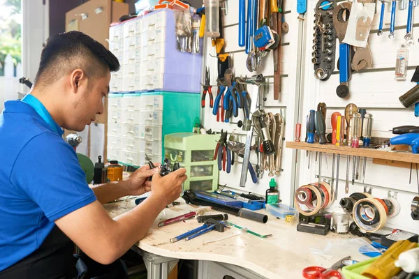 Giovane Vietnamita Che Lavora Con Vari Strumenti Suo Tavolo Officina — Foto Stock