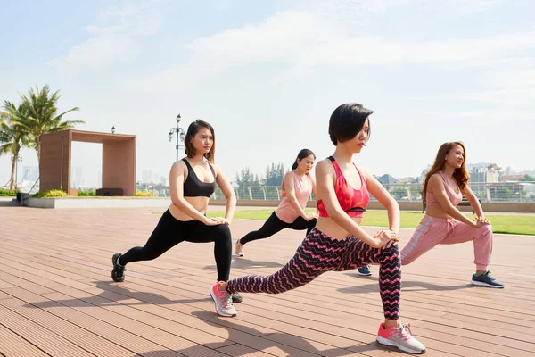 Groep Van Hedendaagse Etnische Topsporters Samen Beoefenen Van Yoga Aan — Stockfoto