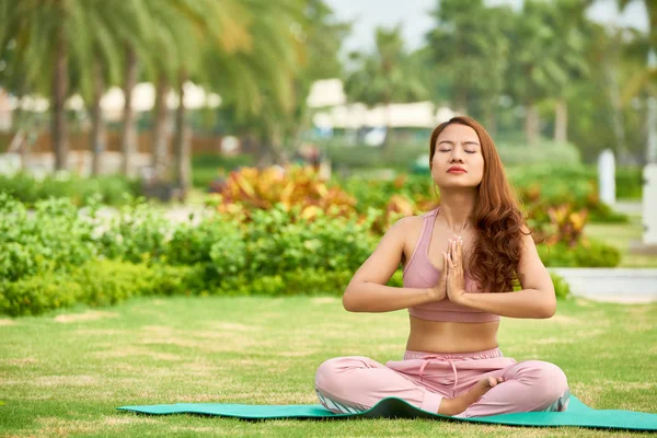 Beautiful Asian Woman Sitting Mat Hands Together Meditating Green Meadow — Stock Photo, Image