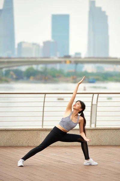 Modern Smal Kvinna Sportkläder Gör Yoga Praxis Vid Havet Mot — Stockfoto