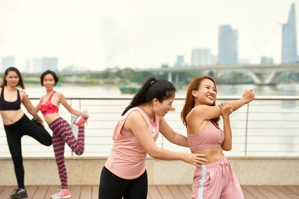 Веселая Азиатка Вместе Тренирующая Йогу Группе Набережной — стоковое фото