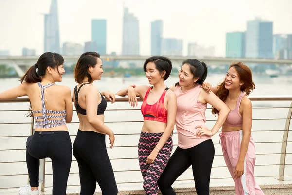 Young Asian Sportive Women Standing Group City Waterfront Chatting — Stock Photo, Image