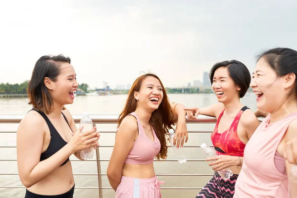 Jóvenes Mujeres Asiáticas Sonrientes Ropa Deportiva Pie Juntos Paseo Marítimo — Foto de Stock