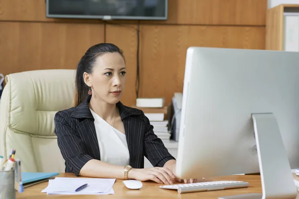 Consultante Travailleurs Sociaux Travaillant Sur Ordinateur Table Bureau — Photo