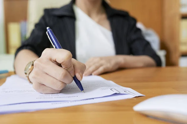 Manos Del Trabajador Social Escribiendo Datos Personales Del Paciente Documento —  Fotos de Stock