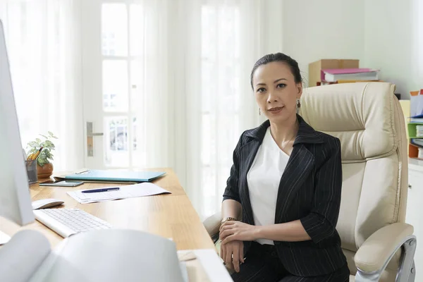 Retrato Mujer Negocios Mediana Edad Sentada Tableta Oficina Sonriendo Cámara —  Fotos de Stock