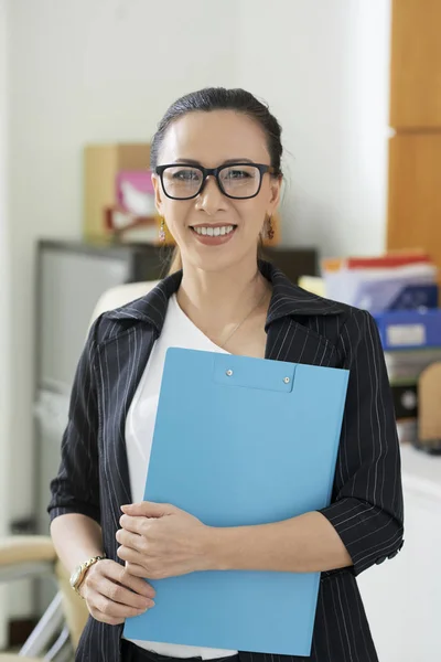 Vrolijke Aziatische Business Dame Houd Van Klembord Met Bestanden Voor — Stockfoto