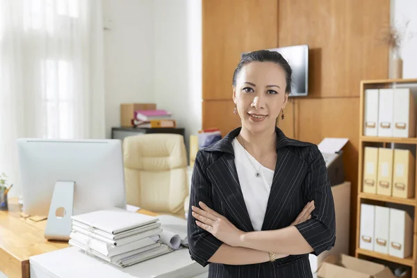 Positieve Aziatische Ondernemer Permanent Met Haar Armen Gevouwen Camera Kijken — Stockfoto