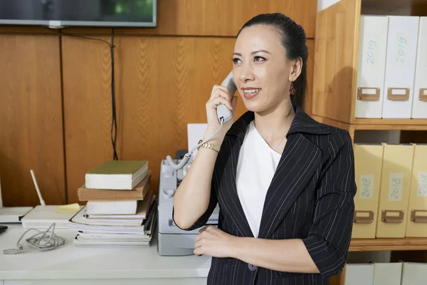 Θετική Όμορφη Γυναίκα Επιχειρηματία Έχοντας Τηλεφώνημα Γραφείο — Φωτογραφία Αρχείου