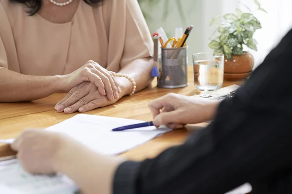 Assistente Sociale Che Mostra Alla Donna Anziana Dove Firmare Documento — Foto Stock