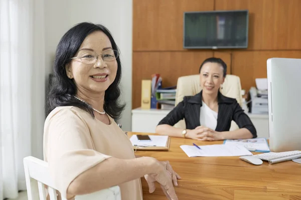 Portrait Smiling Aged Vietnamese Woman Visiting Social Worker — Stock Photo, Image