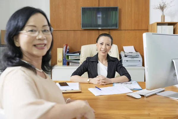 Lachende Volwassen Verzekeringsagent Ontmoeting Met Senior Vrouw Kantoor — Stockfoto