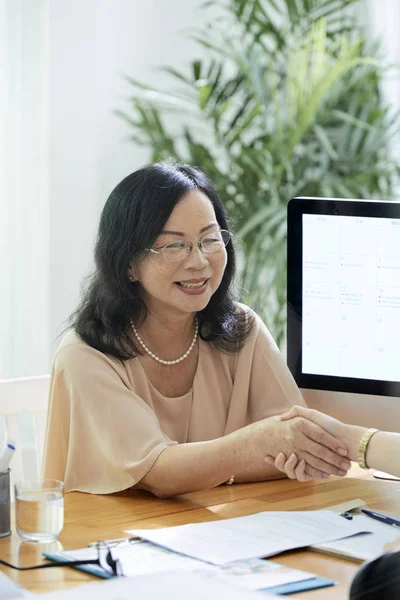 Cheerful Senior Woman Shaking Hand Insurance Agent — Stock Photo, Image