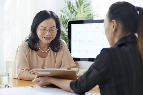 Senior Asiatische Frau Gespräch Mit Versicherungsvertreter Büro — Stockfoto