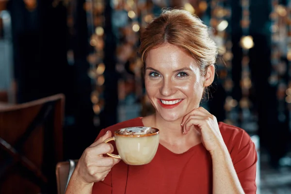 Portrait Belle Femme Souriante Tenant Une Tasse Cappuccino Profitant Moment — Photo