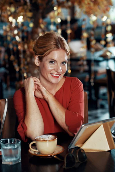 Muotokuva Hymyilevä Nuori Nainen Käyttää Tabletin Juodessaan Kahvia Kahvilassa — kuvapankkivalokuva