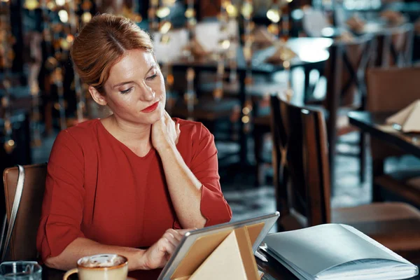 Seriöse Frau Arbeitet Ihrem Digitalen Tablet Und Trinkt Kaffee Restaurant — Stockfoto