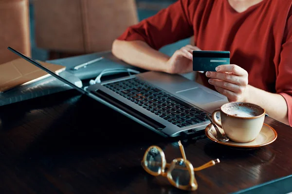 Primo Piano Della Donna Che Utilizza Carta Credito Laptop Shopping — Foto Stock