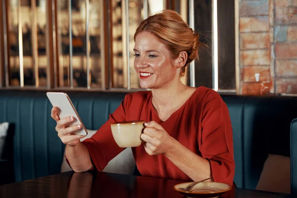 Lächelnde Hübsche Frau Mit Handy Beim Kaffeetrinken Restaurant — Stockfoto