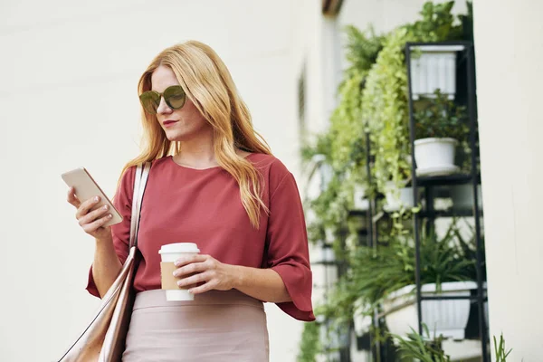 Mulher Loira Bonita Com Telefone Celular Xícara Café Andando Rua — Fotografia de Stock