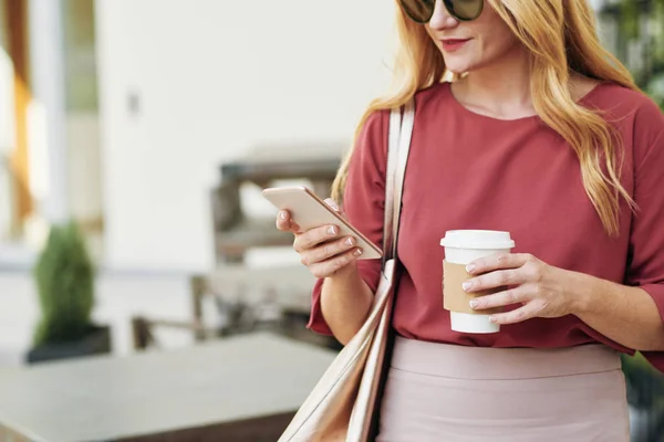 Bella Donna Che Beve Caffè Usa Suo Smartphone Lei Fuori — Foto Stock