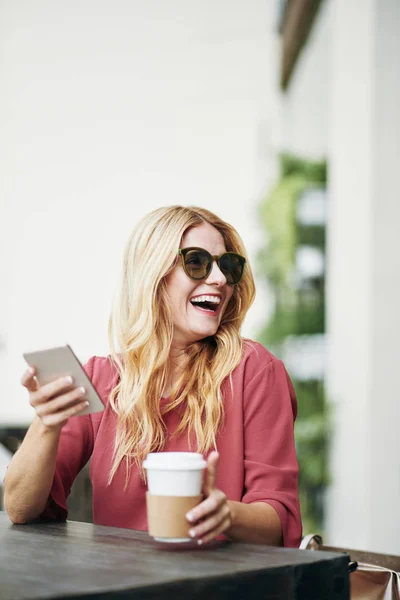 Szczęśliwa Kobieta Sobie Okulary Podczas Odpoczynku Ulicznej Kawiarni Telefonu Komórkowego — Zdjęcie stockowe