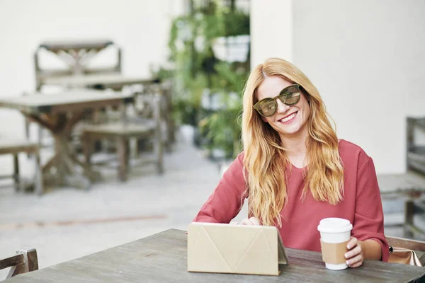 Retrato Mujer Feliz Usando Tableta Hora Del Almuerzo Cafetería Ciudad —  Fotos de Stock