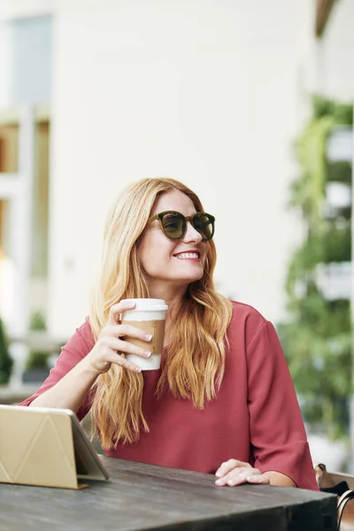 Lächelnde Junge Frau Mit Sonnenbrille Sitzt Mit Kaffee Und Tablet — Stockfoto