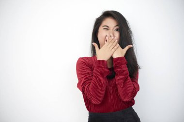 Beyaz arka plan üzerinde şok ifade ağzını ile kapanış ile Asyalı kadın portresi eller