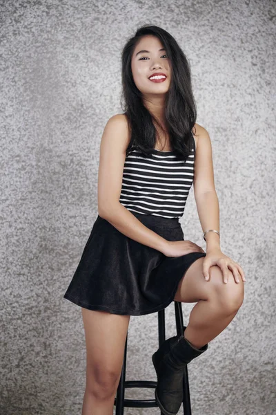 Porträtt Glad Asiatisk Kvinna Klädd Skjorta Och Kjol Poserar Stol — Stockfoto