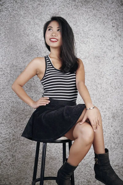 エレガントな椅子に座ってスカートの中笑顔のアジア女性の肖像画 — ストック写真