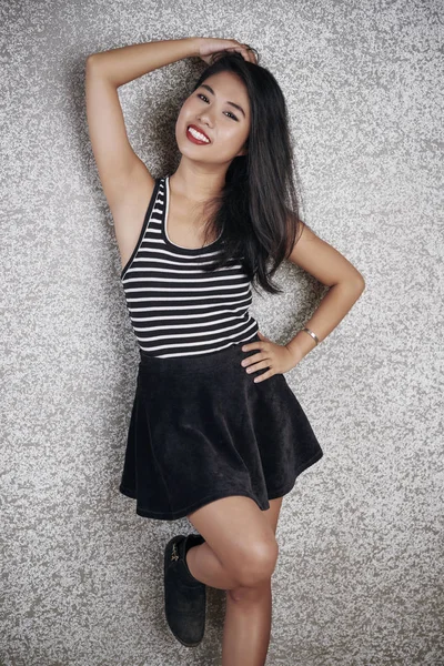 Retrato Modelo Moda Asiática Con Hermosa Falda Apoyada Pared Posando —  Fotos de Stock