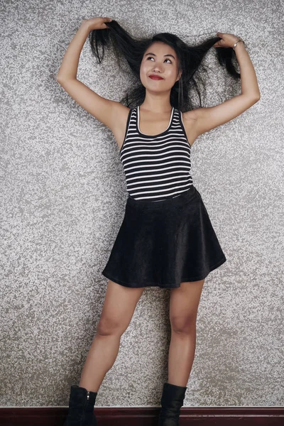 Νεαρη Κυρία Ασίας Κομψή Φούστα Κρατώντας Μακριά Σκούρα Μαλλιά Ενάντια — Φωτογραφία Αρχείου