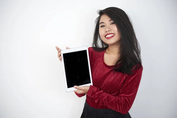 Retrato Mulher Muito Feliz Mostrando Apresentação Line Tablet Fundo Branco — Fotografia de Stock