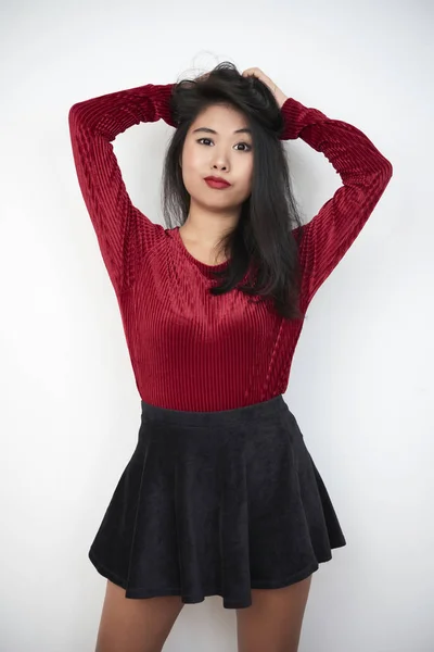 Портрет Азиатской Брюнетки Короткой Юбке Красной Блузке Стоящей Белом Фоне — стоковое фото